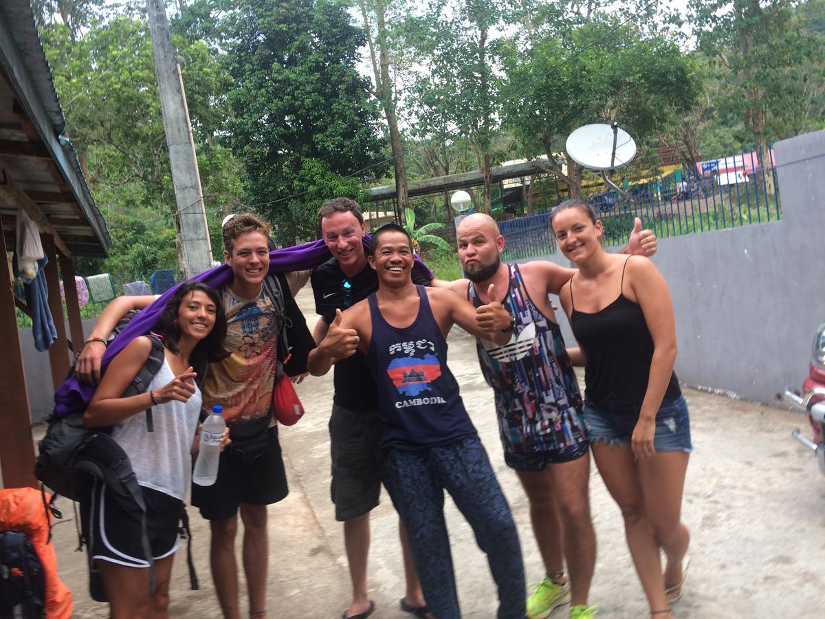 Fat Monkey Hostel โกรอน ภายนอก รูปภาพ